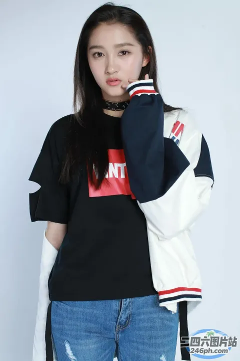 身穿黑色衬衫和牛仔裤的阿拉夫女子摆姿势拍照