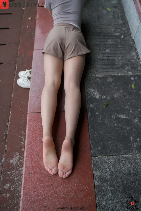 有一个女人躺在地上，双脚抬起