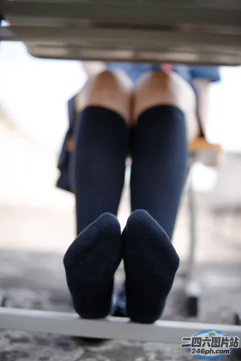 一个女人坐在长凳上，双腿抬起的锯齿状腿