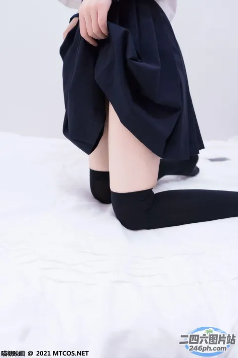 床上躺着一个穿着裙子和丝袜的女人