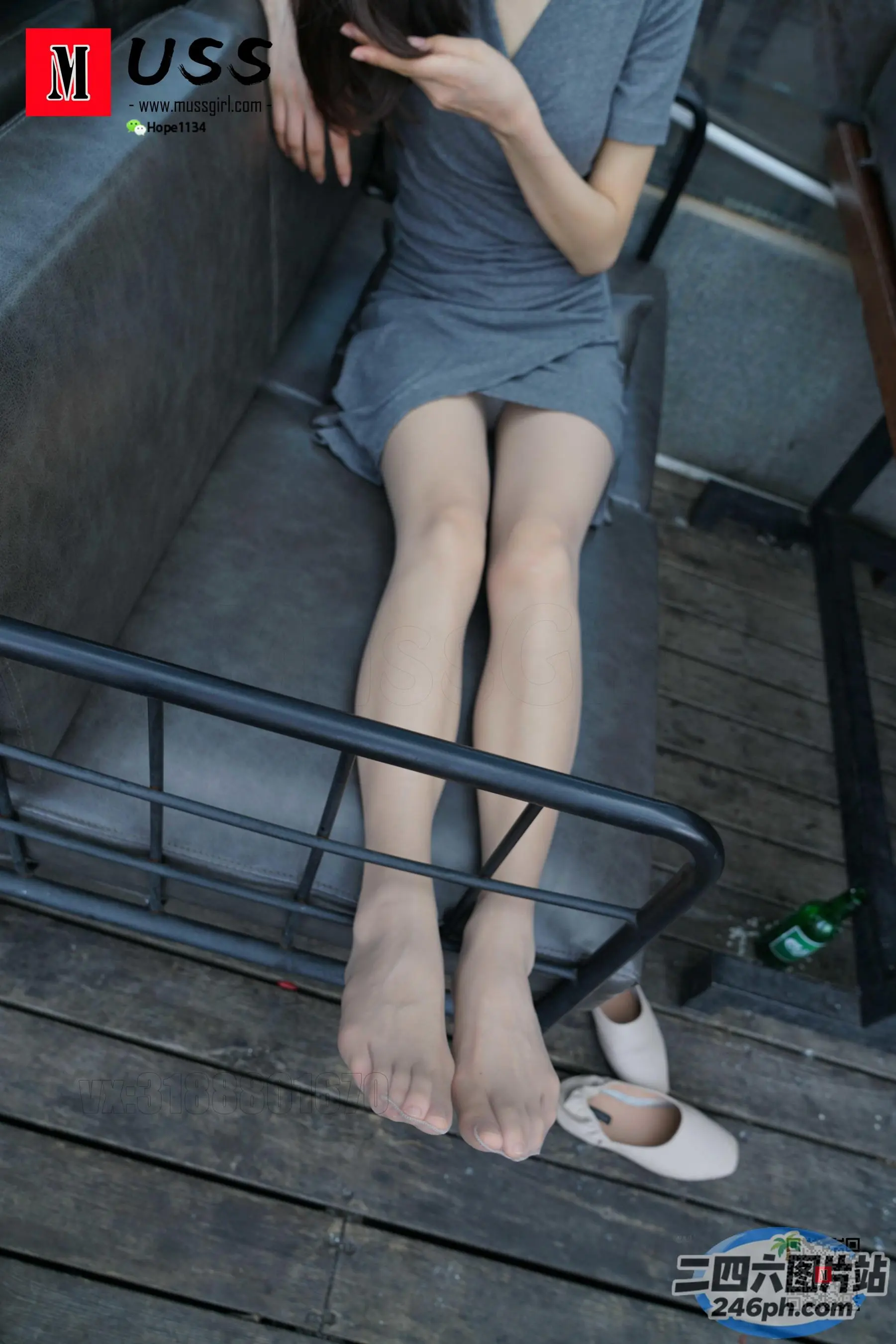 有个女人坐在长凳上，双脚抬起