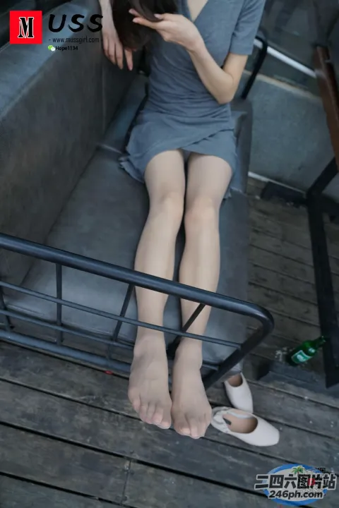 有个女人坐在长凳上，双脚抬起