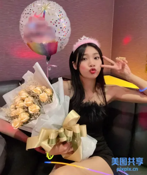 有一个女人坐在沙发上，手里拿着一束花