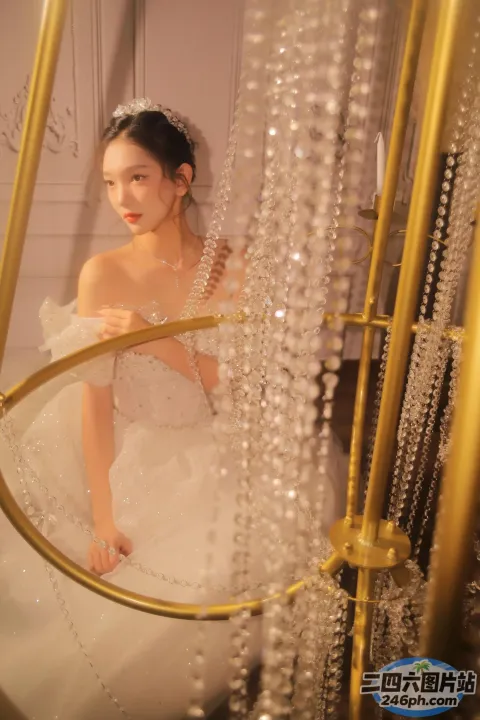 有个穿着婚纱的女人在镜子里看着自己