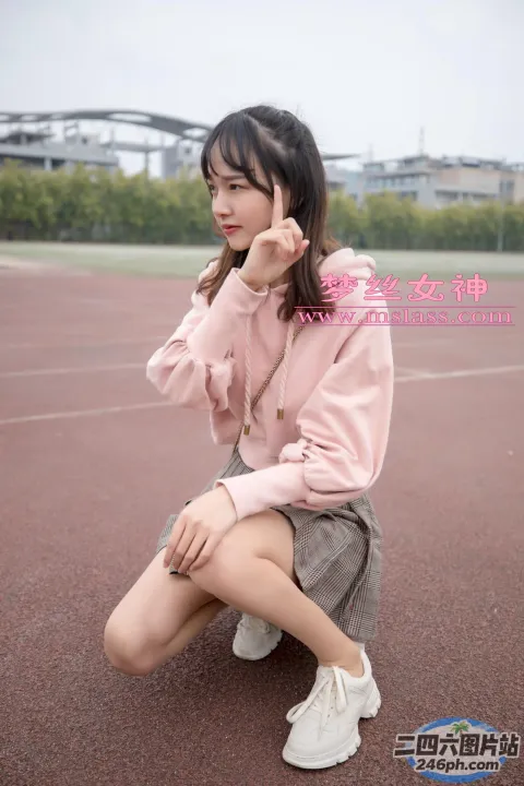 一名女子坐在网球场上，手捂着脸