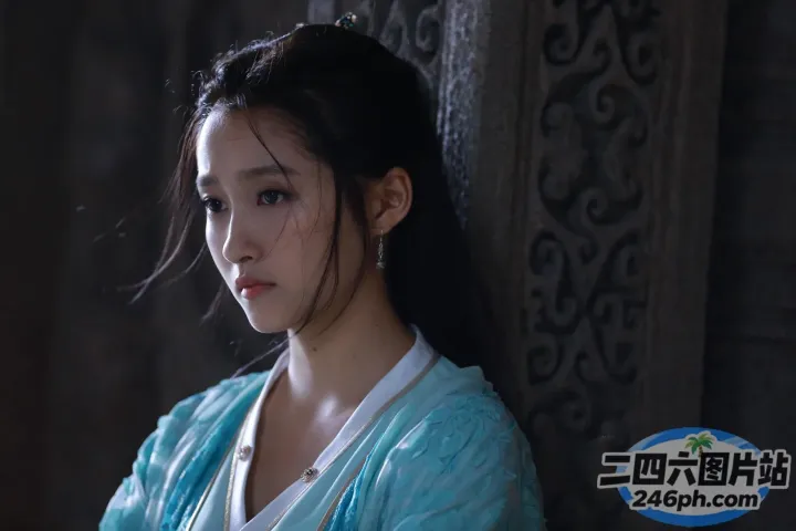 身穿蓝色连衣裙靠在墙上的亚洲女人