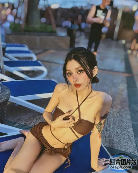 穿着比基尼坐在躺椅上的 arafed 亚洲女性