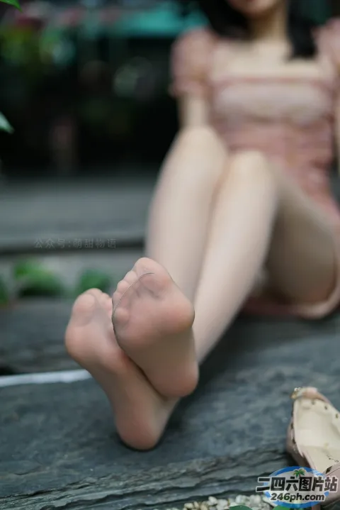 有个女人坐在长凳上，双脚抬起