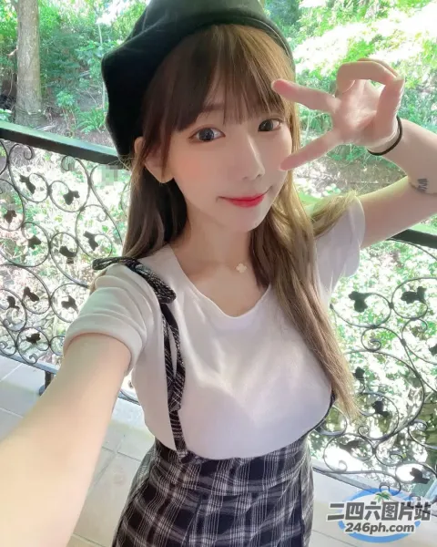 戴帽子、穿裙子的女人的特写