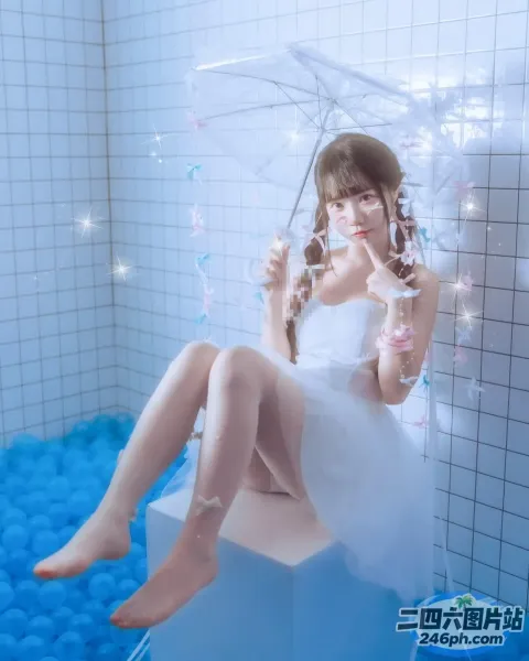 有个女人坐在蓝色的球池上，手里撑着伞