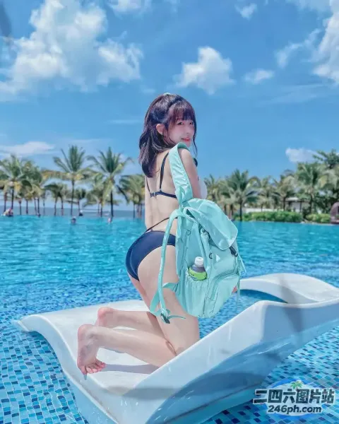 穿着比基尼的女人坐在游泳池里的白色船上