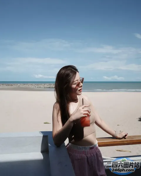 有个女人坐在长凳上喝酒