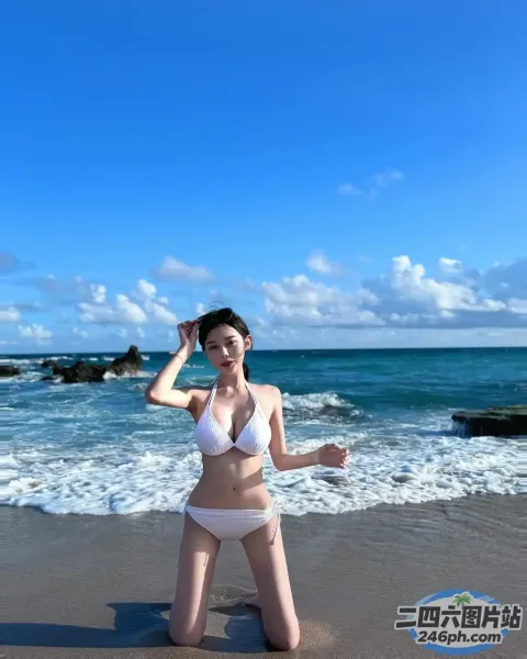 海滩上站着一个穿着白色比基尼的女人