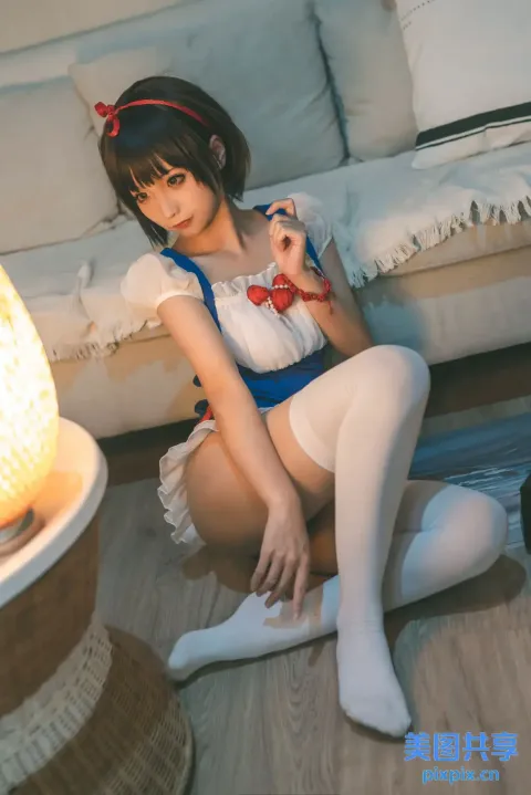 地板上坐着一个女人，手里拿着一盏灯