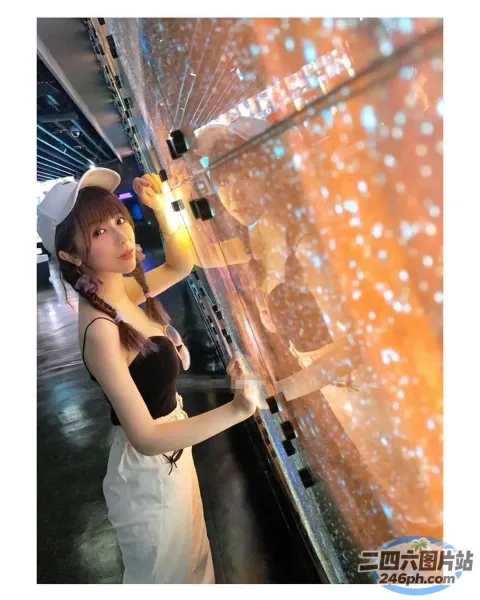 有个女人站在灯饰前
