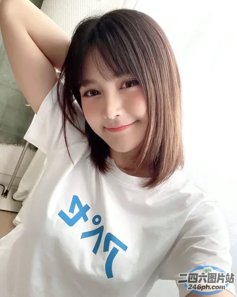 一位穿着白衬衫的女人摆姿势拍照的特写