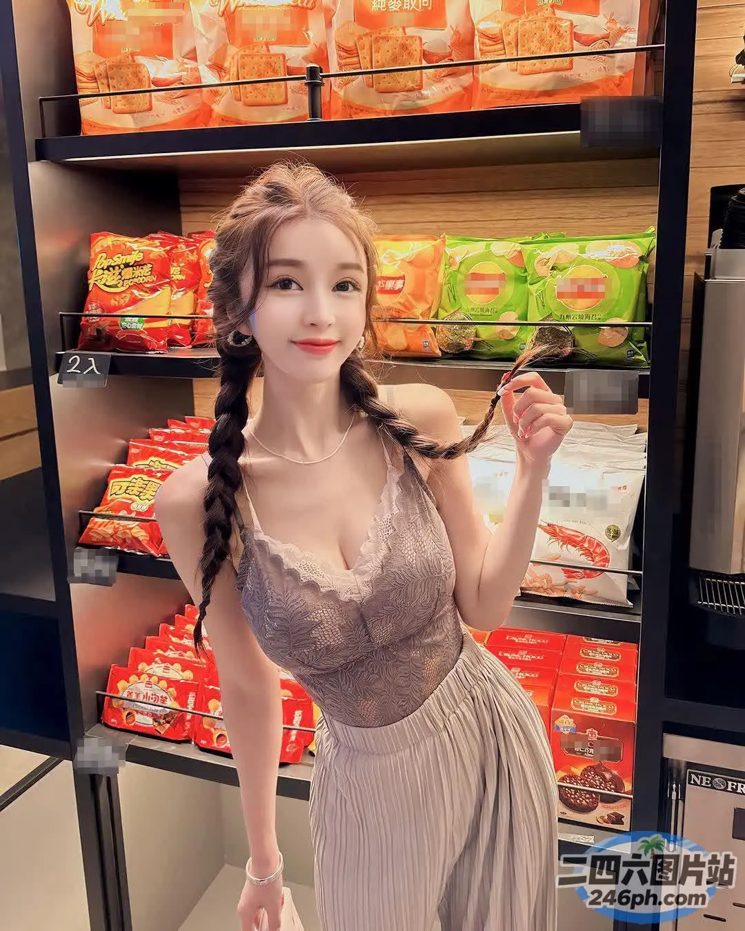 一名身穿裙子的女人在商店里拿着叉子