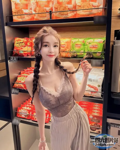 一名身穿裙子的女人在商店里拿着叉子