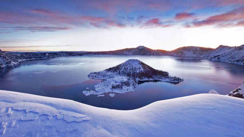以湖光和山脉为背景的雪景