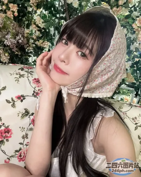 头上戴着围巾坐在沙发上的阿拉夫德女人