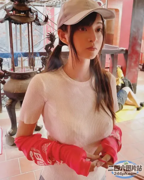 有个女人戴着帽子和手套