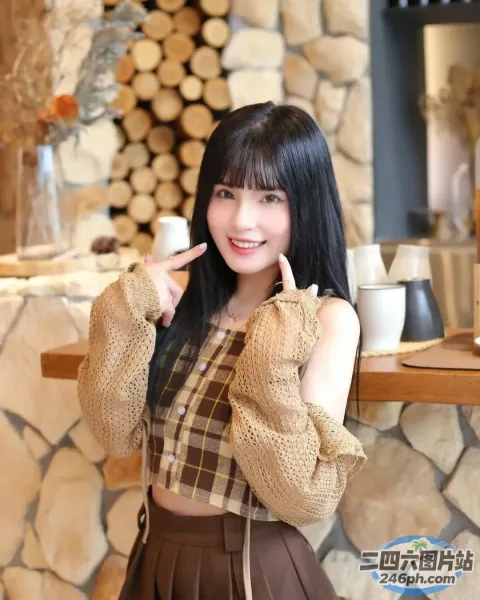 有个女人在餐厅里摆姿势拍照