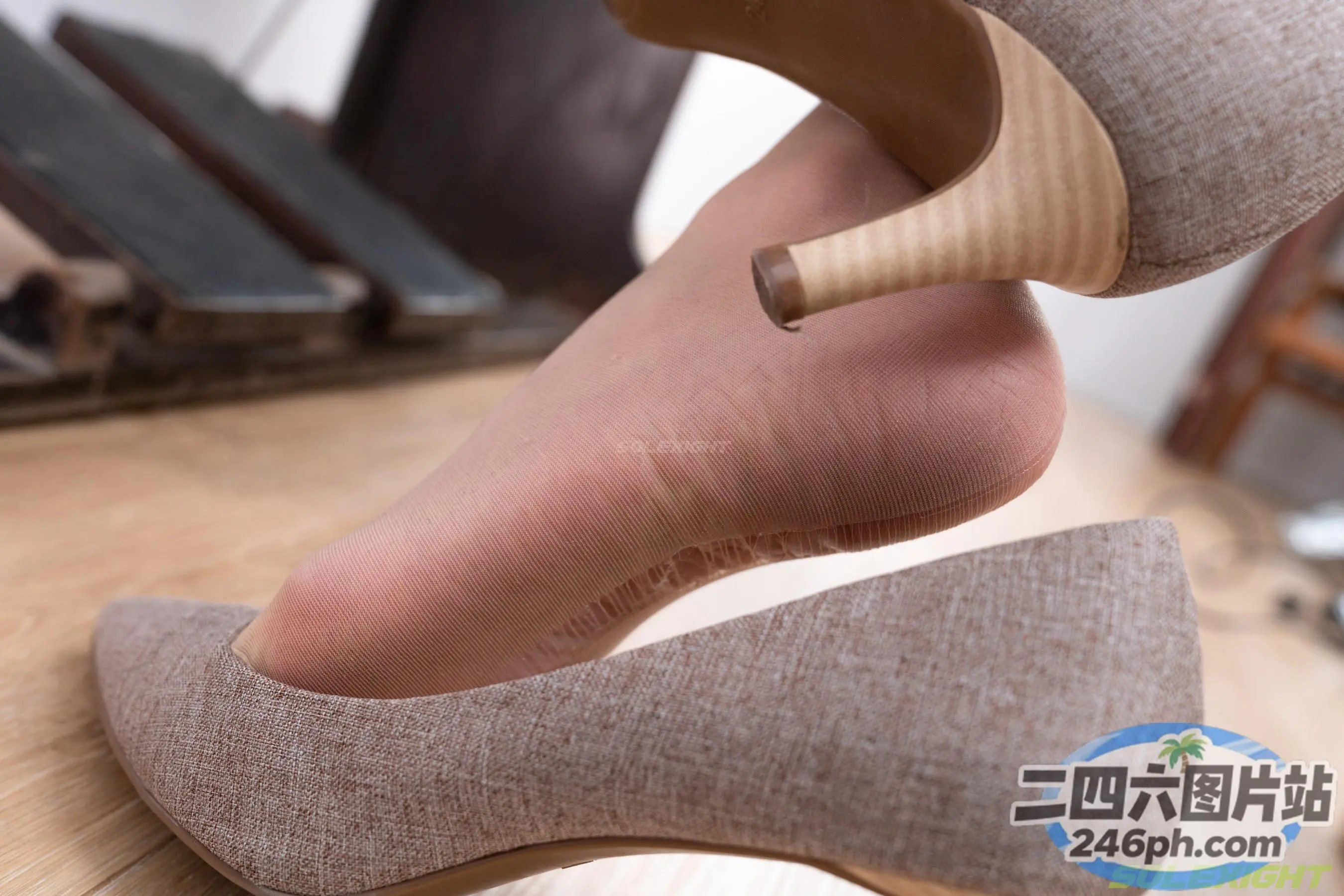 有人试图用鞋刷固定他们的脚后跟