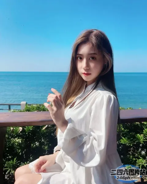一个女人坐在海边的长凳上的特写
