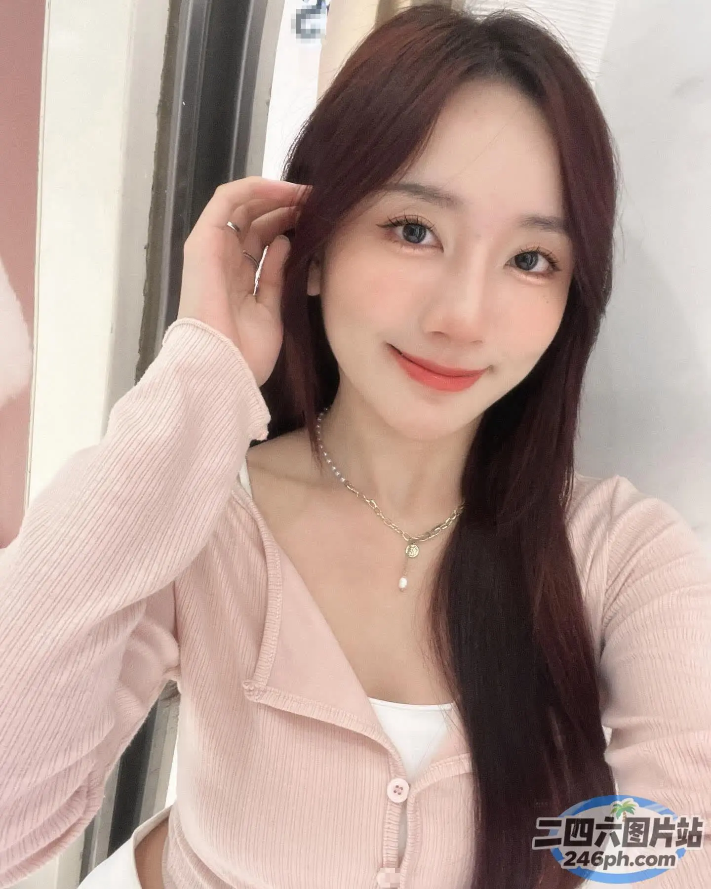 长发 araffe 女人，穿着粉红色衬衫，戴着项链
