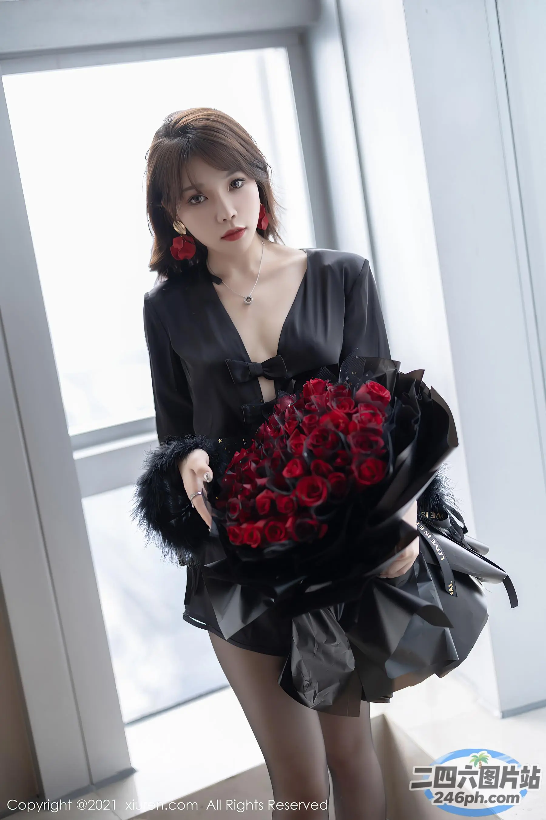 房间里有个女人手里拿着一束玫瑰花