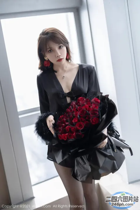 房间里有个女人手里拿着一束玫瑰花