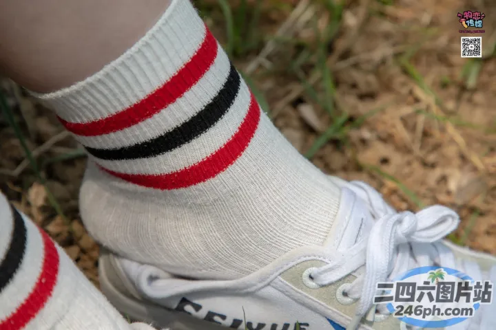 Araffes Feet in White 运动鞋，饰有红色和黑色条纹