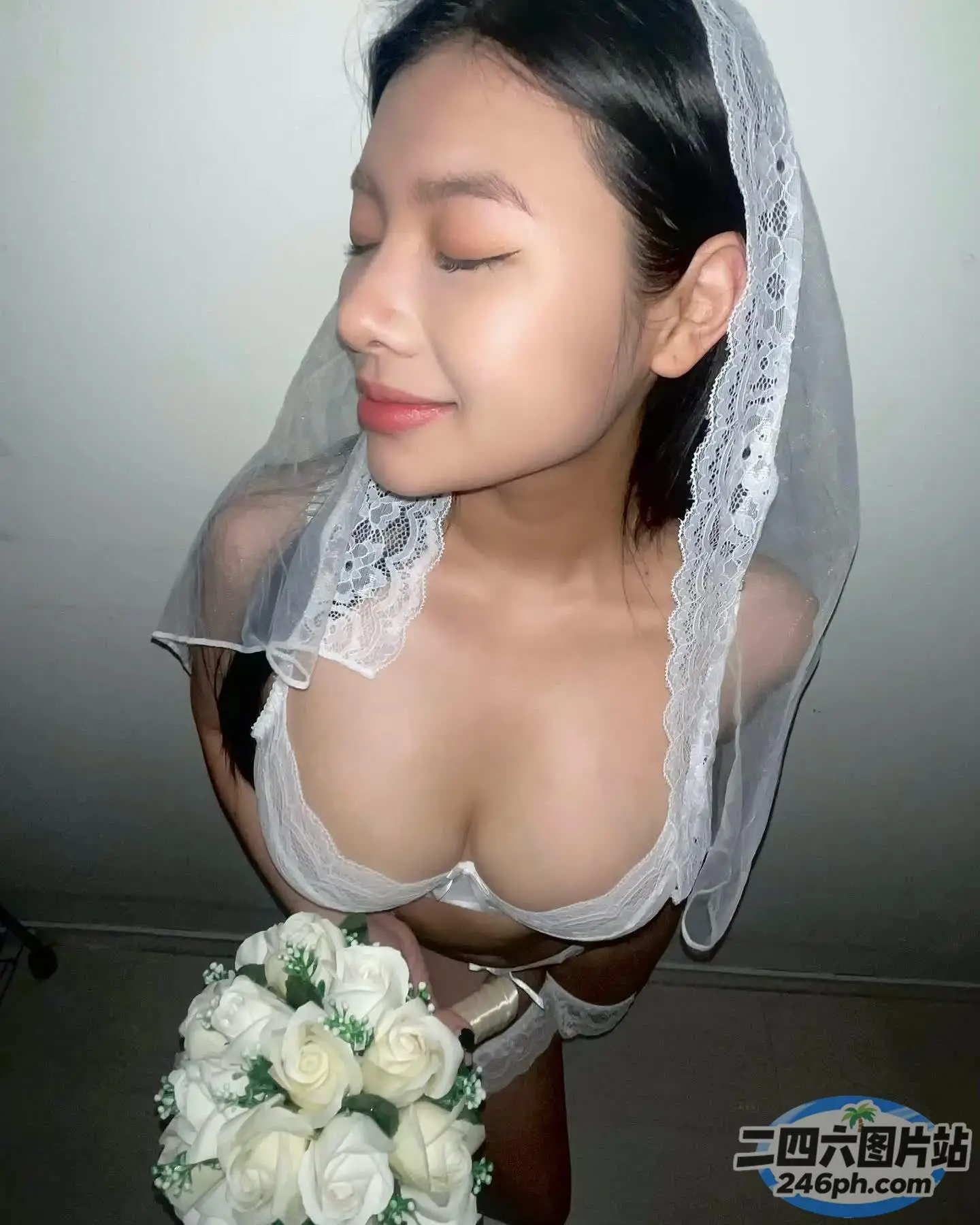 有一位身穿婚纱的女子摆姿势拍照
