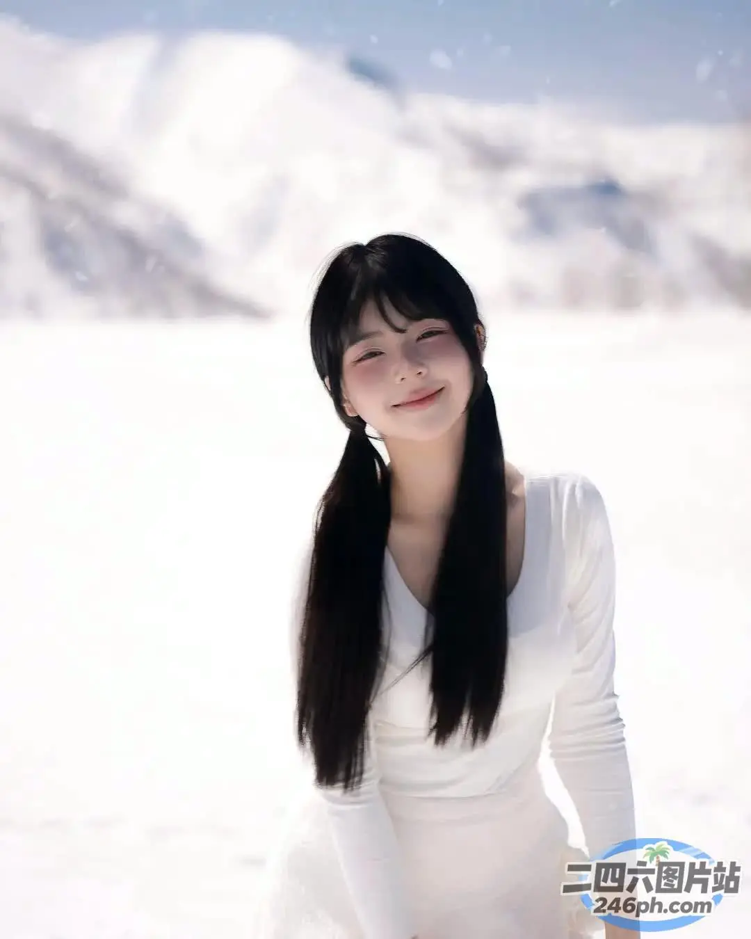 身穿白色连衣裙的 araffe 女子坐在雪地里，背景是群山