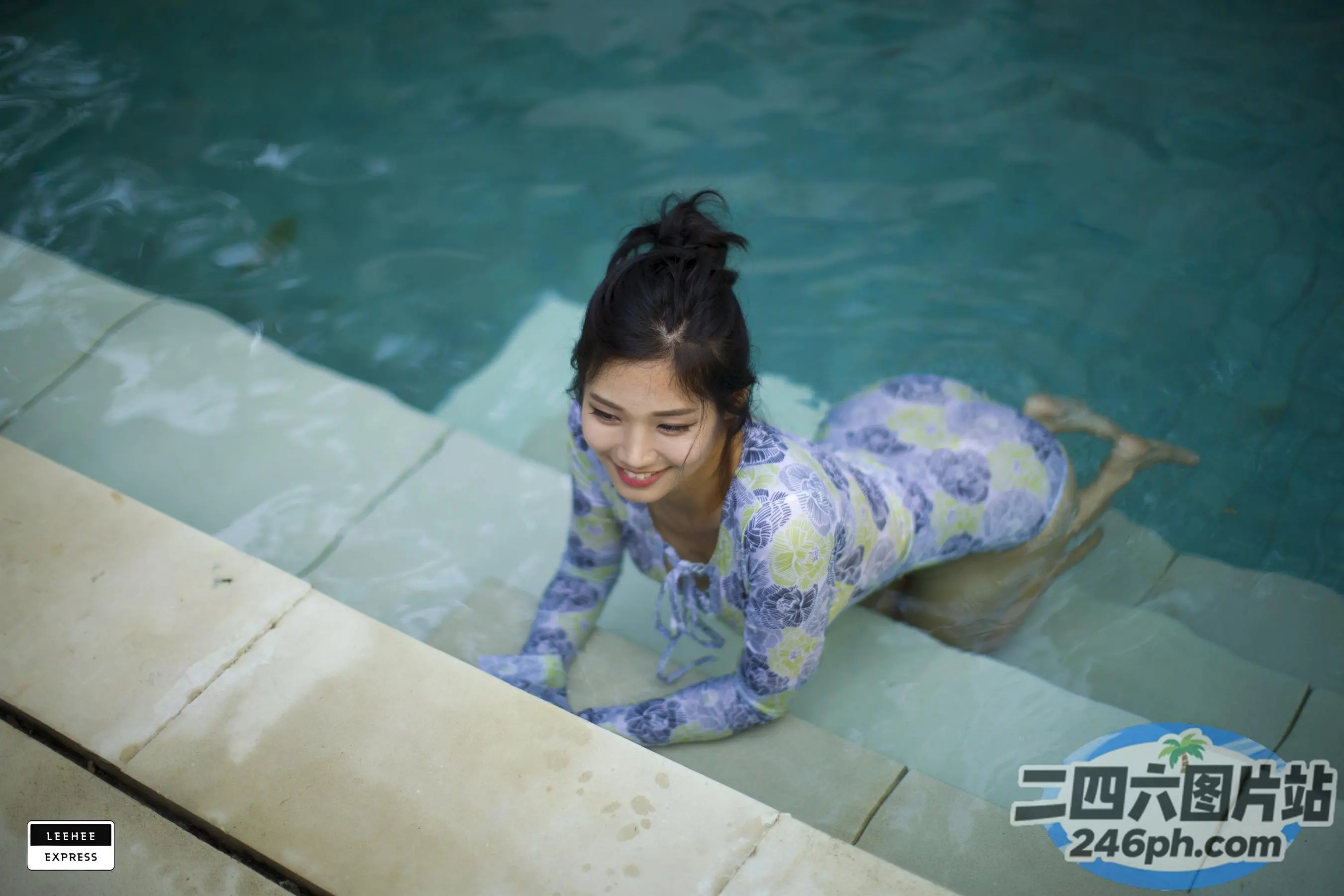 穿着蓝白相间连衣裙的阿拉夫德女人躺在游泳池旁边的窗台上