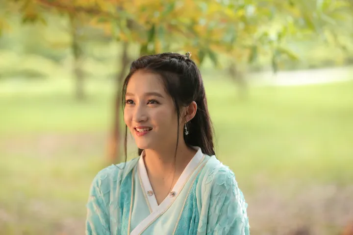 身穿蓝白连衣裙的阿拉夫女人在公园里微笑