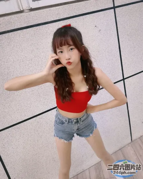 身穿红色上衣和牛仔短裤的 araffe 女士合影留念
