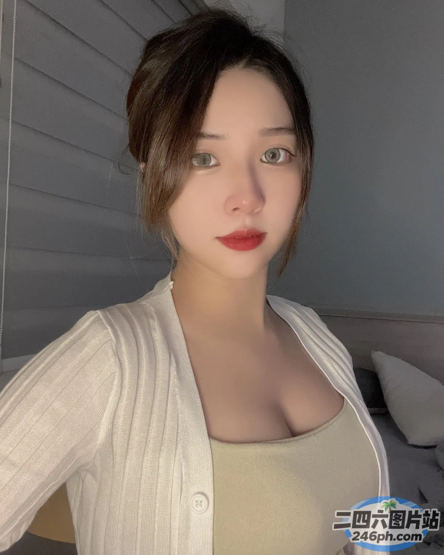 一个穿着白衬衫和开衫的女人的特写