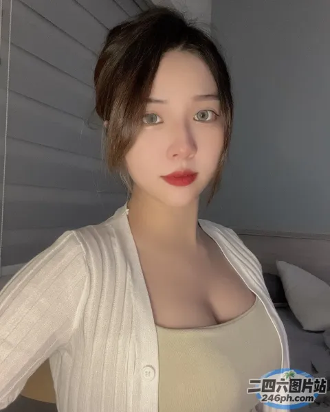 一个穿着白衬衫和开衫的女人的特写