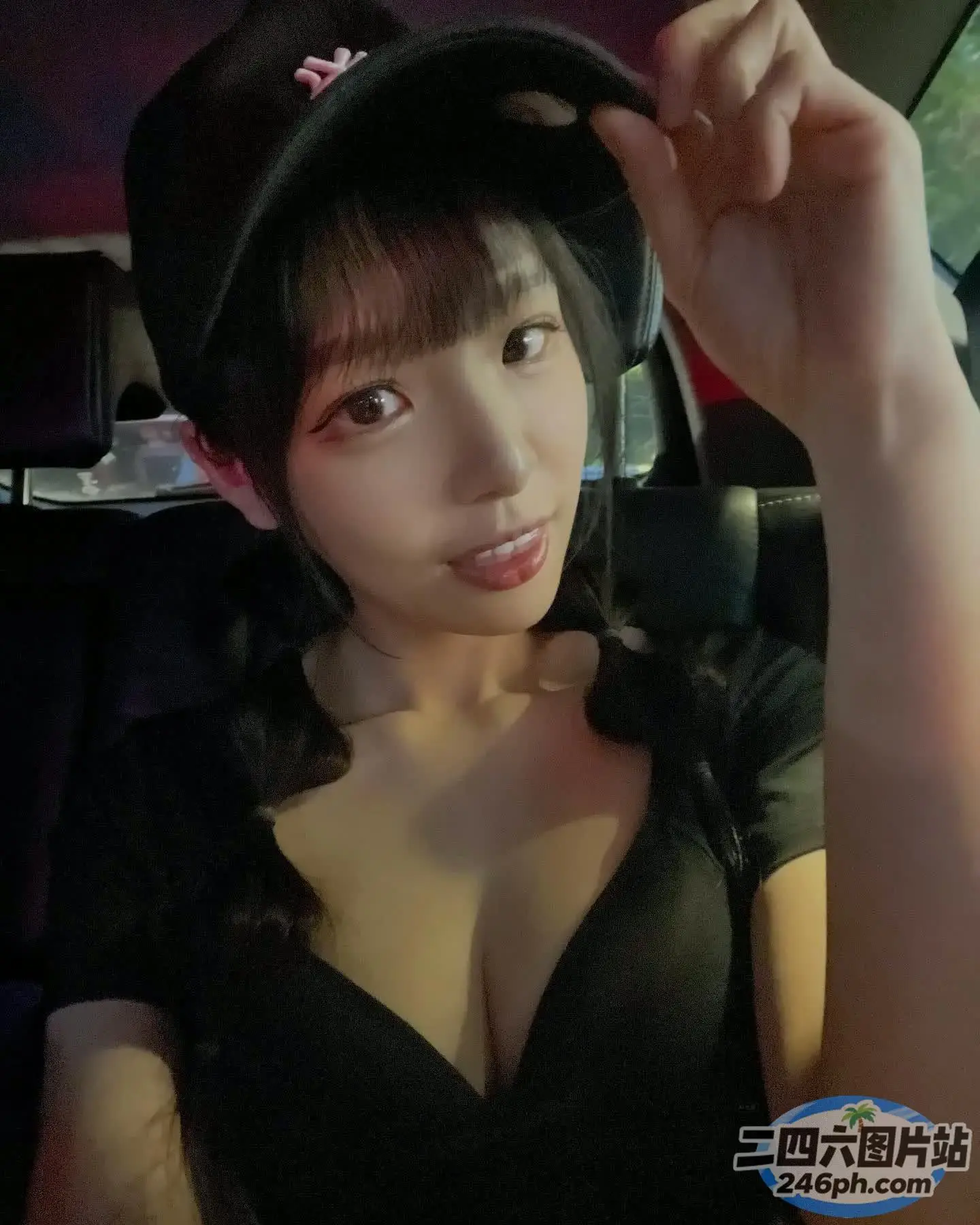 一个戴着帽子的女人在车里的特写