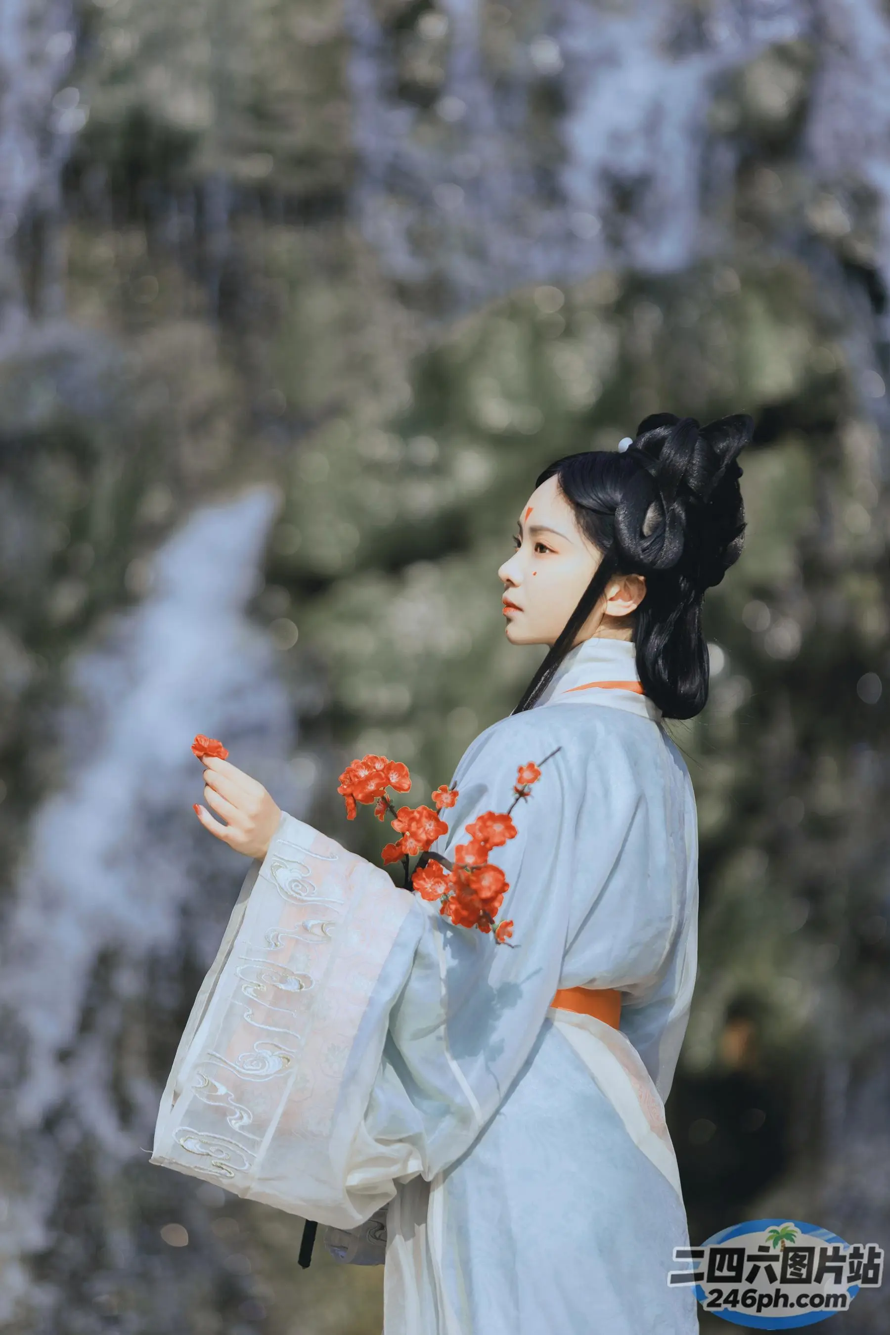 有一位身穿蓝色连衣裙的女子，手里拿着一束鲜花