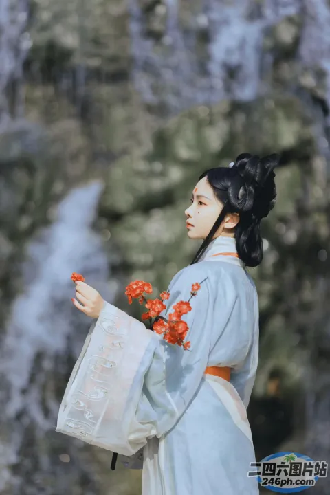 有一位身穿蓝色连衣裙的女子，手里拿着一束鲜花