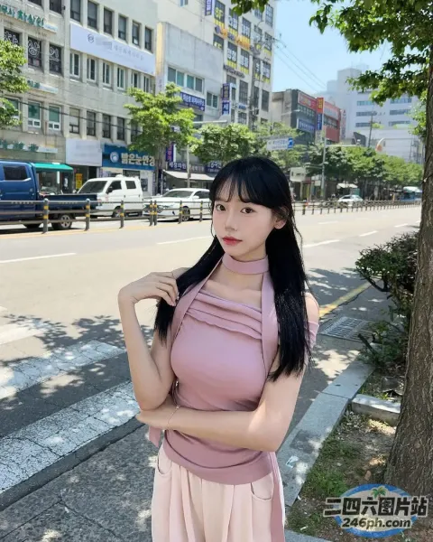 站在人行道上的粉红色连衣裙的 araffe 亚洲女子