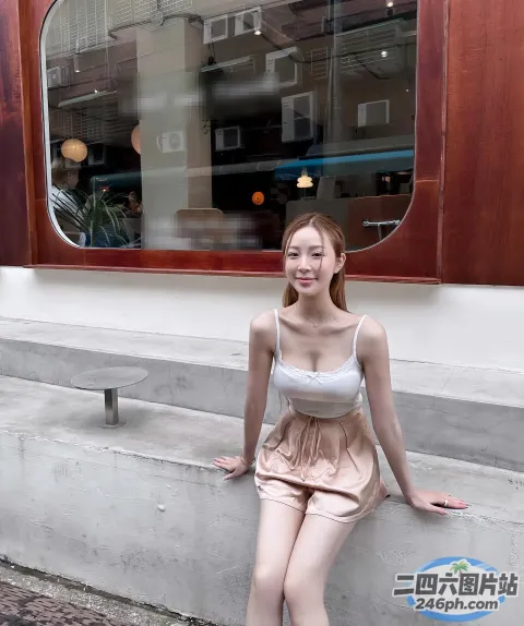 坐在窗前窗台上的阿拉夫德女人