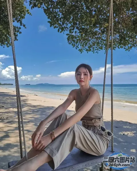 女人坐在海滩上的秋千上，手里拿着一本书