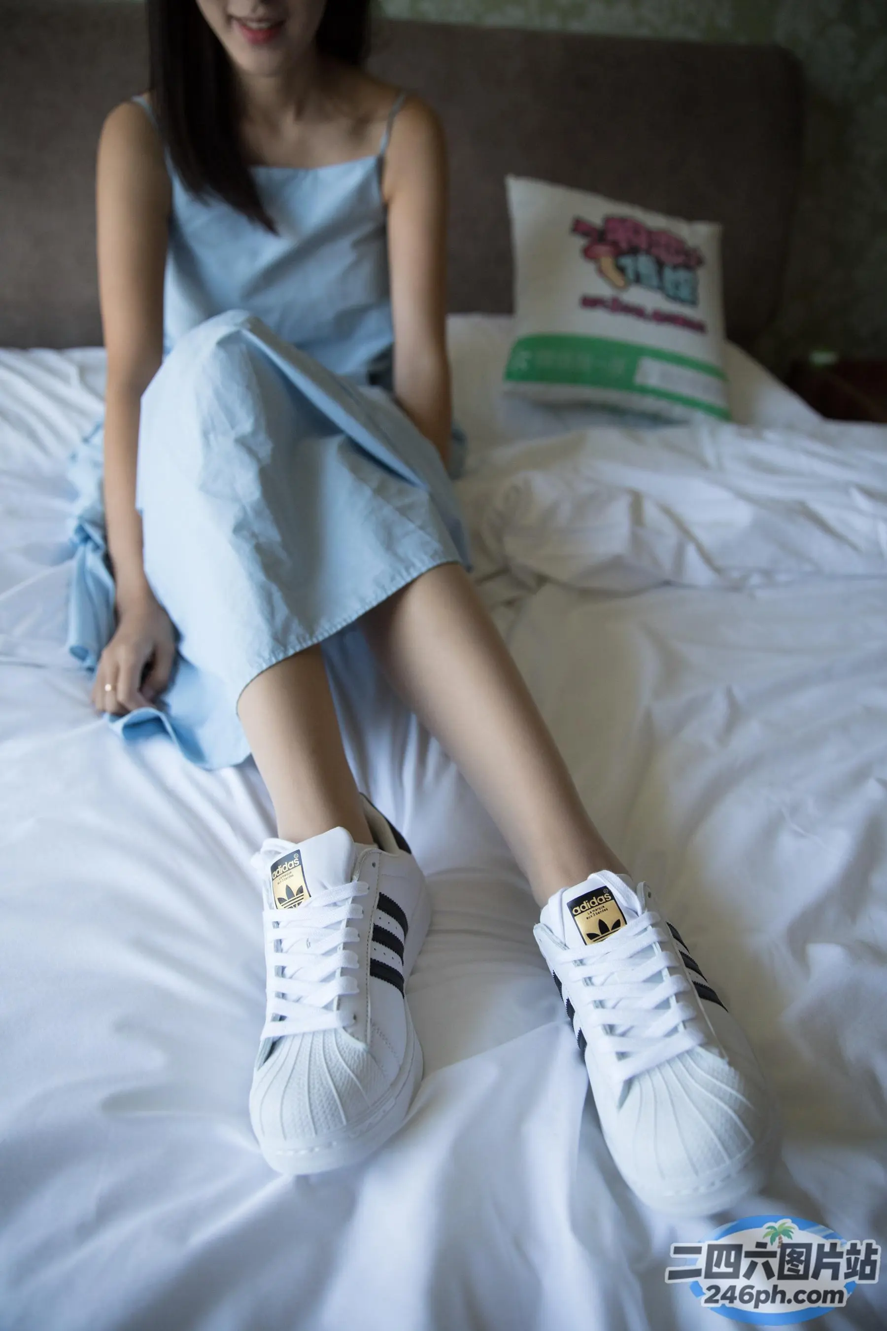 双叉坐在床上的阿拉菲德女人