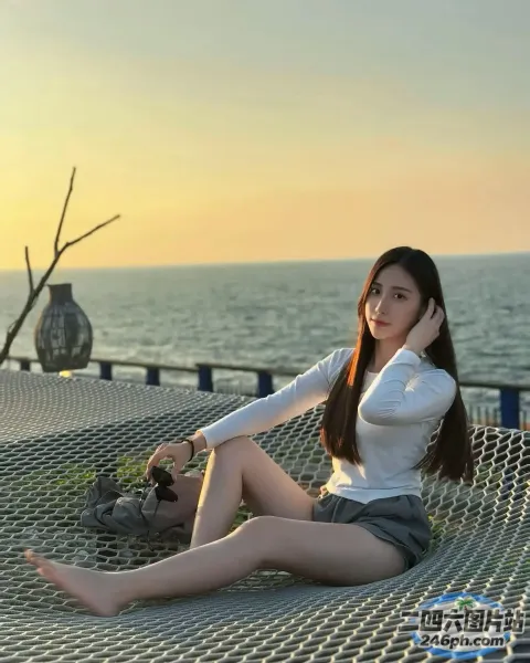 女人坐在吊床上，面前放着一瓶水