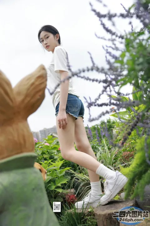Araffe 走在兔子雕像旁边的木桩上