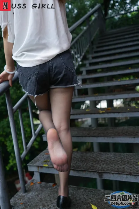 阿拉菲德女人抬起双腿走上楼梯