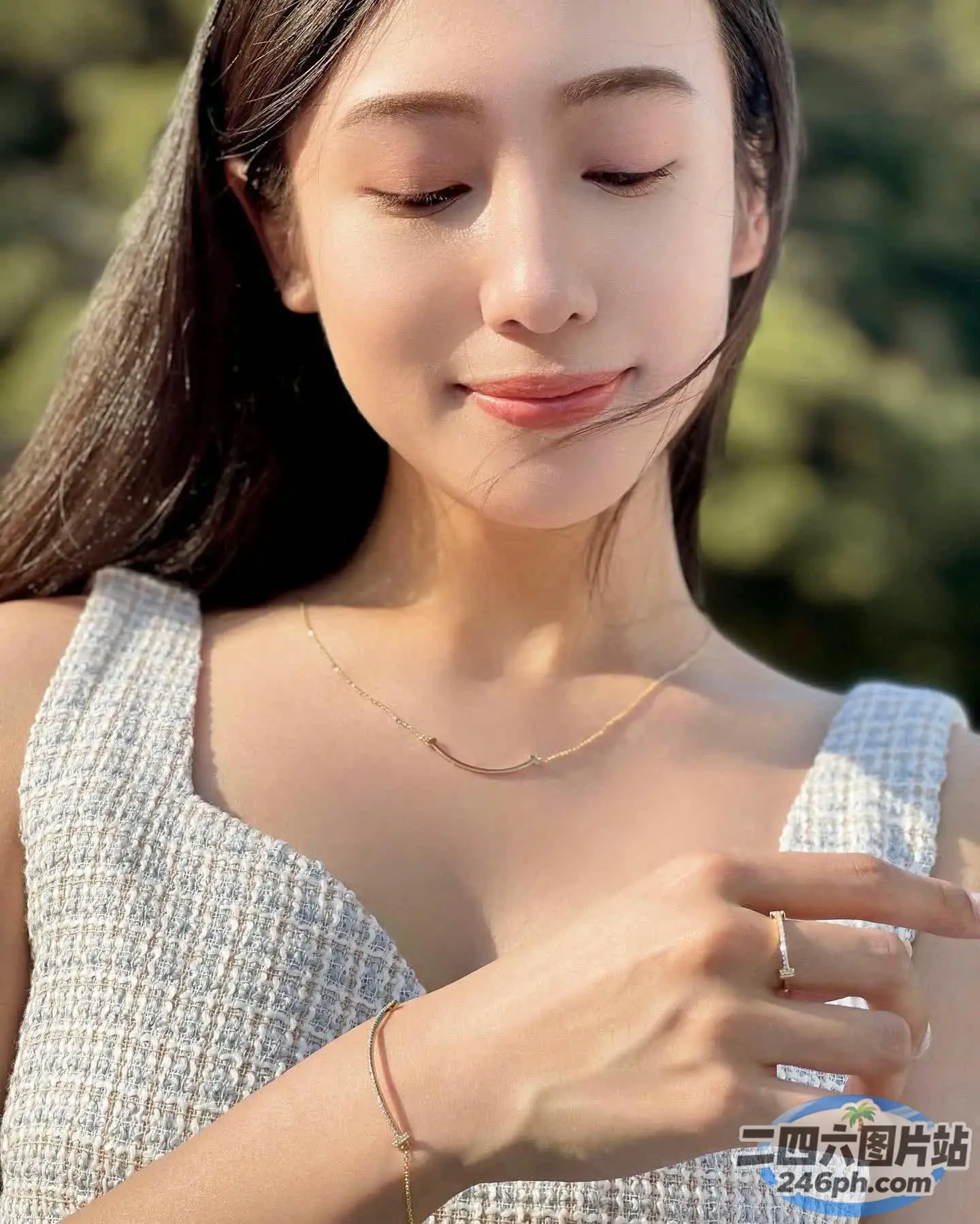 一名女子在森林附近拿着手机的特写